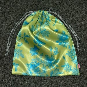 ✨5/$20✨ Ipsy Refreshments Satin Drawstring Bag